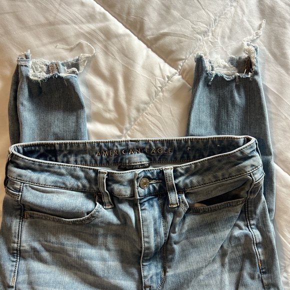 American Eagle women’s light washed ripped jeans - Picture 3 of 4
